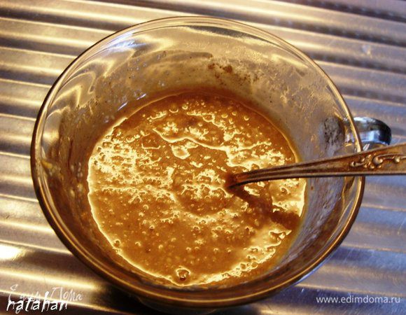 Туда же добавить арахис. Всё тщательно размешать. Вот и готова марципано-ореховая начинка.