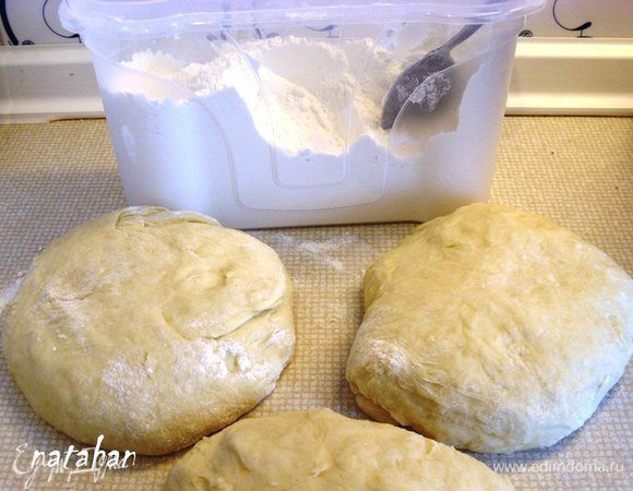 Обминаем тесто и добавляем через ситечко ликёр из изюма (не пропадать же добру). Вмешать ликёр в тесто и вывалить его на подпыленную мукой поверхность стола. Вымесить тесто и разделить на 3 равные части (с небольшим куском удобнее работать).