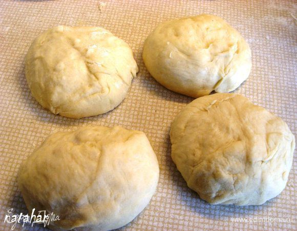 ...и скатать из них 4 шарика.