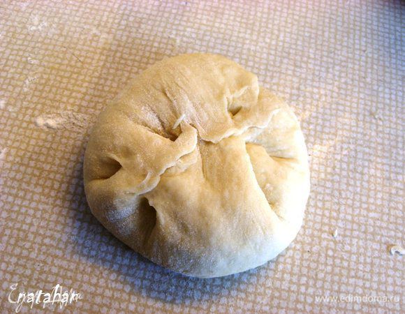 Собрать все края в серединке  и защипнуть. Выложить швом вниз на противень застеленный пергаментом.