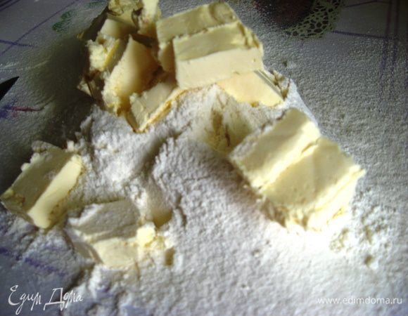 Песочное тесто. Просеиваем муку, добавляем щепотку соли, сахар, кладем холодное, порезанное кусочками масло.