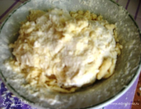 Делаем углубление и кладем яйцо (добавляем чуть воды по необходимости). Замешиваем тесто. Ставим в холодильник на 30 минут. 