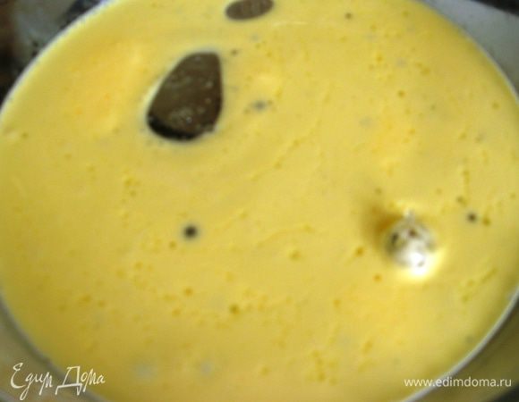 Готовим заварное тесто. В кипящую воду кладем масло. Ждем пока оно растает.