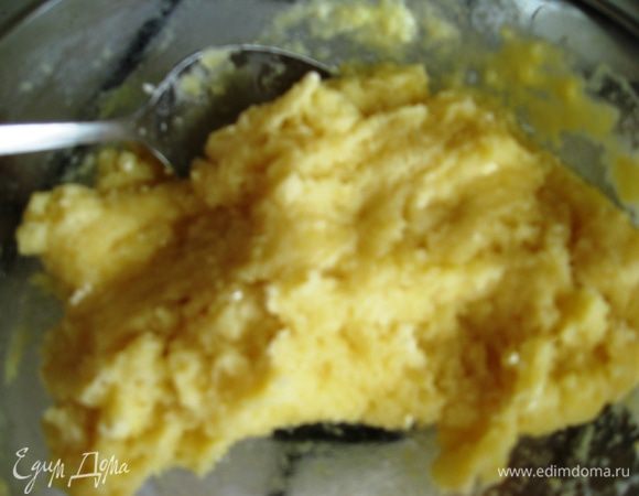 Добавляем просеянную муку. Тщательно перемешиваем. Завариваем 1-2 минуты.  Даем время массе немного остыть, чтобы яйца не свернулись (минут 5-10). 