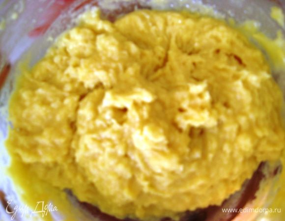 Вводим яйца (у меня они были очень маленькими и пришлось дать 3 шт.) по одному, после каждого хорошенько вымешиваем. Раньше у меня не получалось заварное тесто, а вся проблема была в том, что я давала мало яиц и плохо перемешивала, а потом увидела, как Ольга Ч делает это миксером. Попробовала и все чудненько вышло. Без сучка и задеринки!