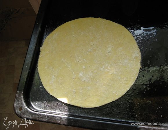 Песочное тесто раскатываем. Вырезаем по форме.