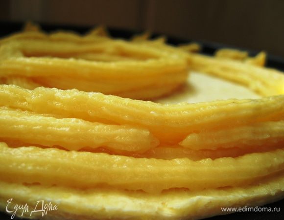 Сверху выкладываем кондитерским шприцем заварное тесто кругами. И рядышком делаем маленькие профитроли. Выпекаем в духовке при 180 градусах 40-50 минут. 