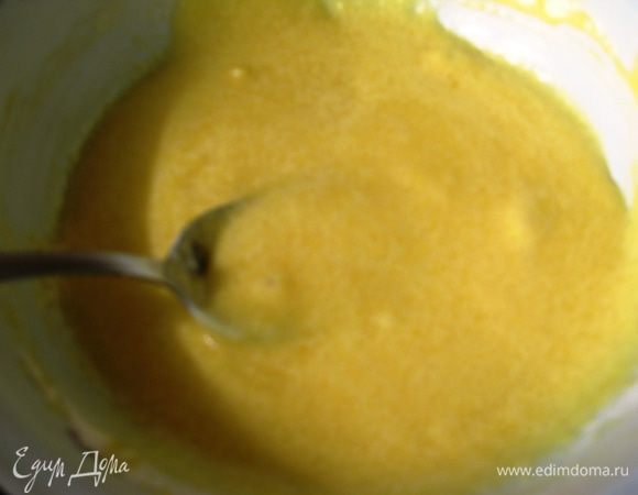 Крем. Желтки, сахар и соль хорошенько взбить. Добавить муку, перемешать до однородности. 