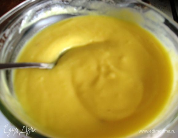 В теплое молоко ввести смесь и варить на медленном огне постоянно помешивая до загустения. Добавить ваниль и ром. Остудить. 