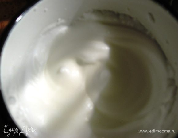 Белки взбить с щепоткой соли или чайной ложкой лимонного сока до стойких пиков и акуратно сверху вниз перемешать с остывшей заварной массой (массу добавляем в 3 приема). Добавить желатин. Разводить по инструкции на упаковке. Перемешать. 