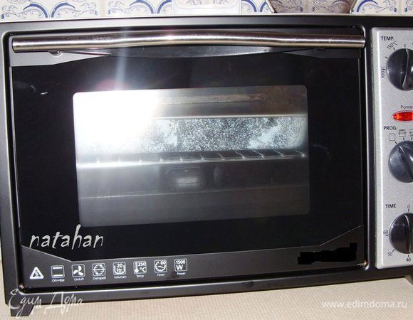 У меня настольная мини-духовка. Включить её и нагреть до 200 градусов.