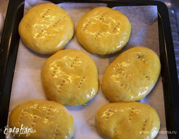 На мой противень размером 29х27 см вошло только 6 булочек. Остатки теста положить в целлофановый мешочек, завязать и положить в морозильную камеру холодильника (когда-нибудь пригодится). Взбить яичный желток и смазать булочки.