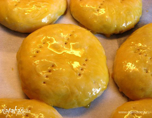 Вилкой наколоть верхушки булочек. Поставить противень на 20 минут в нагретую духовку. Через 10 минут убавить температуру до 175 градусов.