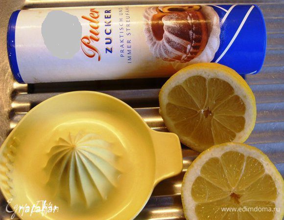 Пока пекутся булочки приготовить лимонную помадку. Лимон помыть, ошпарить кипятком и разрезать пополам. Из одной половинки выжать при помощи соковыжималки для цитрусовых сок.