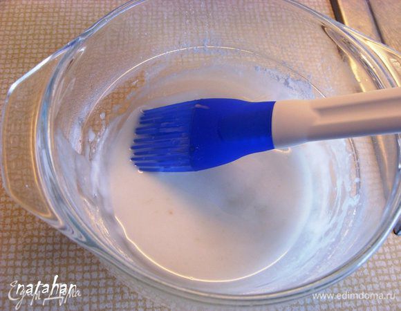 В мисочку вылить 1 ст.л. лимонного сока (оставшийся сок перелить в маленькую дозочку и убрать в морозилку - скоро Пасха - пригодится) и всыпать через ситечко  сахарную пудру. Тщательно всё перемешать.