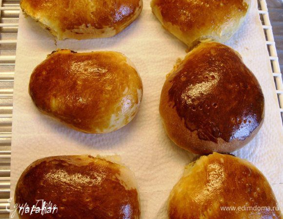Достать из духовки противень, переложить булочки (они получились не осень красивые, т.к очень сильно подошли и из-за скученности склеились) на застеленную бумажным полотенцем решётку и накрыть льняной салфеткой. Оставить на 15-20 минут остужаться.