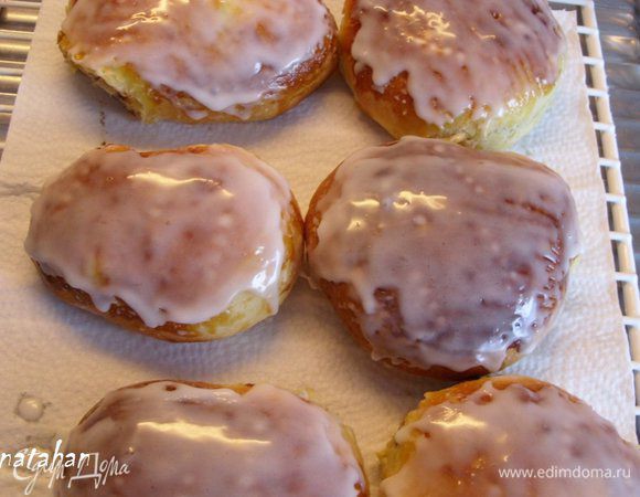 Когда булочки немного остынут силиконовой кисточкой обмазать верхушки помадкой и минут 15 подождать, когда она обсохнет.
