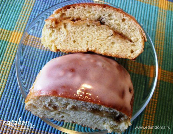 Всё готово. Приятного аппетита!
На мой вкус очень хороши (хоть и не красивые): пышные, мягкие, с ореховой начинкой и цитрусово-кисленькой помадкой.