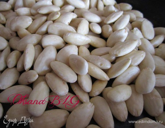 Если у вас нету миндальной муки можно использовать обычный миндаль. Очистить миндаль от шкурки, для этого залить его кипятком оставить 10 минут. Затем высушить в духовке.