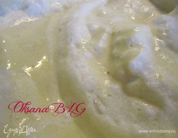 Белки со щепоткой соли взбить до устойчивых пиков.