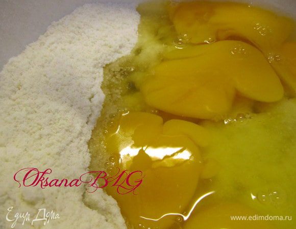 К миндальной смеси добавить яйца