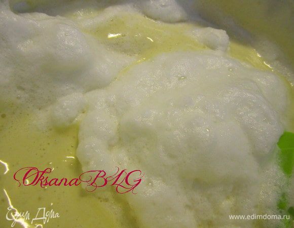 Добавить половину взбитых белков.