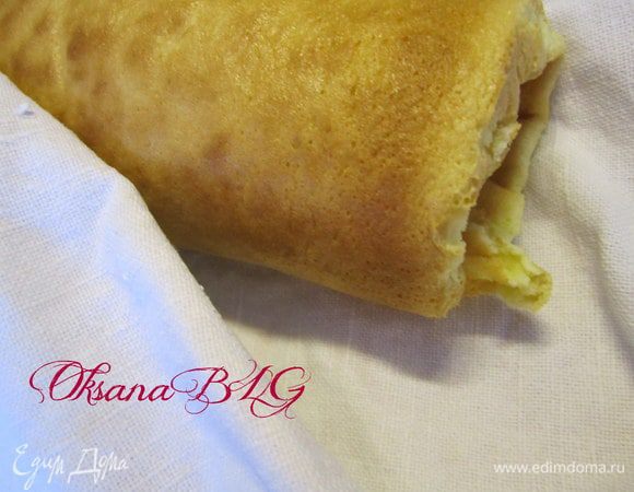 Готовый бисквит выложить на полотенце и скрутить в рулет. Оставить остывать.