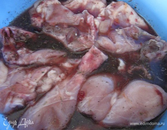 Положить в него кусочки курицы, хорошенько перемешать, накрыть пленкой и поставить в холодильник на 2-3 часа(чем дольше, тем лучше). 