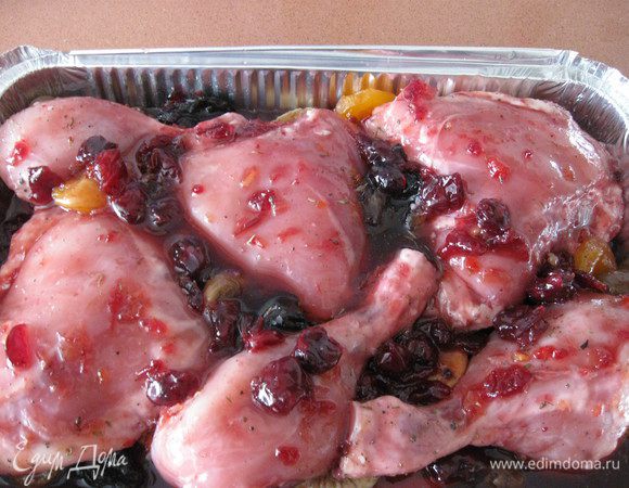 Замаринованную курицу выложить на апельсины и полить оставшимся маринадом. 