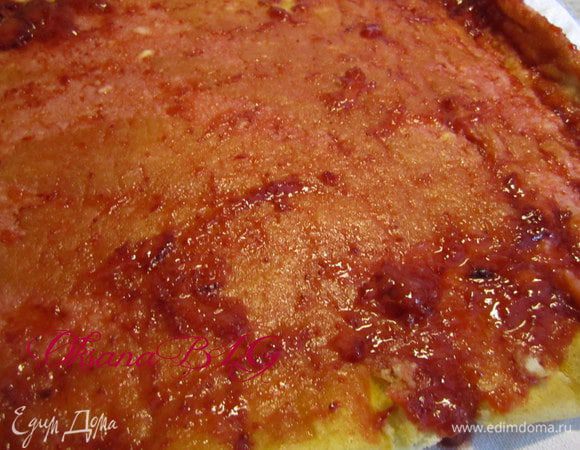 Остывший бисквит развернуть, нанести клубничный джем.