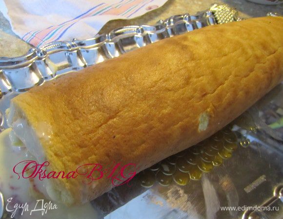 Аккуратно свернуть в рулет. Поставить в холодильник на 2 часа.