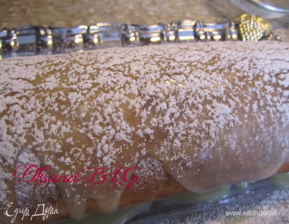 После охлаждения торт покрыть растопленным шоколадом или взбитыми сливками или же просто притрусить пудрой. В моем варианте рулет сверху притрушен пудрой, на пудру нанесено полоски разноцветного шоколада и добавлены мои любимые бабочки.