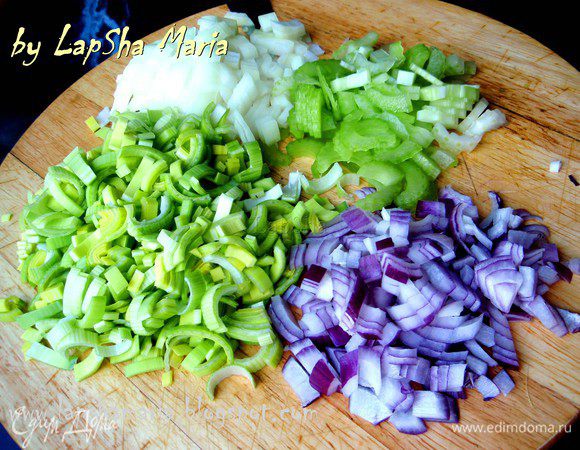 Всё очень просто. Нашинкуем три вида лука и сельдерей.