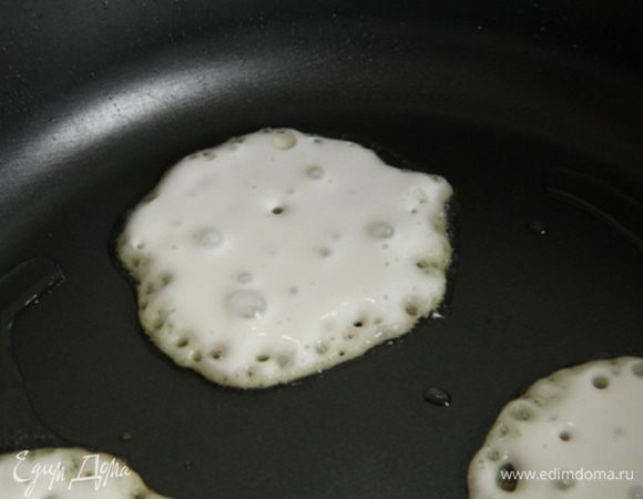 Выпекайте ПП-оладьи из рисовой муки на разогретой сковороде, периодически добавляя в сковороду немного растительного масла. Выкладывайте оладушки столовой ложкой. Перед этим размешивайте тесто. Рецепт я считаю очень удачным, тесто достаточно «покладистое», потому трудностей в приготовлении возникнуть не должно.