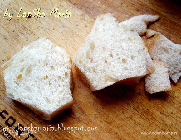 Итак, приступим. Как я уже говорила, хлеб должен быть или зачерствевшим, или подсушенным. Можно оставить кусочки хлеба на ночь в тарелке, не накрывая, они за ночь подсушатся. Но мне не терпелось отведать панцанеллу, а хлеб был только свежий, поэтому я нарезала его на ломтики, срезала корочку и отправила в тостер. Можно запечь кусочки в духовке при 180°C минут 15, сбрызнув их оливковым маслом. Будет еще вкуснее!