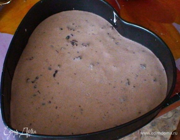 Я брала хлеб черный немного, покрышила его мелко и уклала в форму, на хлеб посыпала сахар немного. Далее в отдельной посуде отделяем белки от желтков. Желтки взбиваем с половиной стакана сахара в пенку. далее добавляем перетертый через сито творог и перемешиваем. Далее добавляем фрукты, какие хотите. у меня были сладко-кислые без косточек вишни вот я их и добавила. Далее добавляем половину розведенного желатина и розмешиваем. Далее заливаем в форму на хлеб и в холодильник на 15 мин.