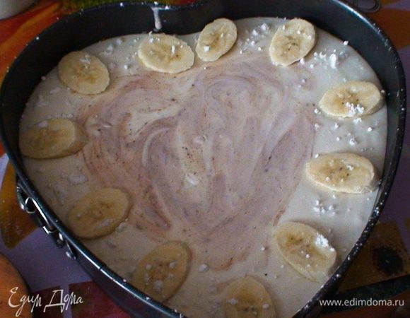 Далее берем сметану взбиваем ее с оставшимся сахаром и понемногу добавляем розбухший желатин (оставшийся), и заливаем вторым слоем на торт. Я сразу же посредине немного посыпала какао-порошка и розвела ложкой по поверхности в виде сердца. И ставим в холод.