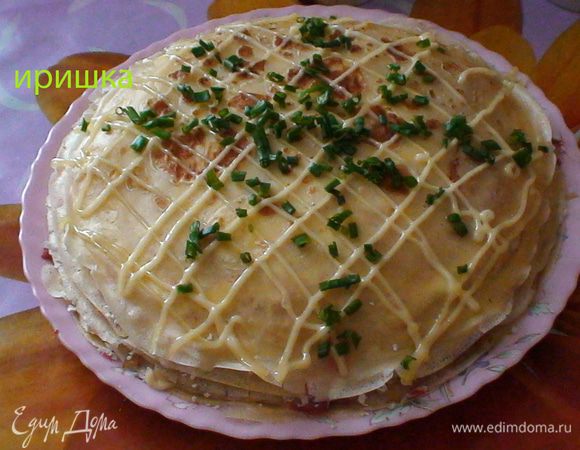 Яйцо взбить добавить соль, масло, воду, молоко, все перемешать, всыпать муку и еще раз перемешать чтоб не было комочков.
И выпекаем 5 блинчиков. Далее на терке трем крабовые палочки, колбасу, сыр. Именно на терке, не резать ножом. Лук нарезаем мелко и обжариваем. Берем блинчик и обмазываем майонезом. Далее кладем наверх потертую колбасу, распределив ее по всему блину. Накладываем второй блин и немного прижимаем к основе. Далеее снова промазываем майонезом и кладем жареный лук. И снова 3 блин и прижимаем. Далее, промазав блин кладем сыр (сырок), и накладываем 4 блин промазываем майонезом и выкладываем крабовые палочки. Промазываем снова майонезом и выкладываем 5 блин и прижимаем.Далее на свое усмотрение украшаем наш салатик.