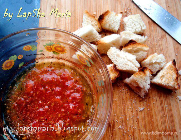 К соку от помидоров добавьте оливковое масло, соль и сухие итальянские травы. Хлеб нарежьте на средние кубики.