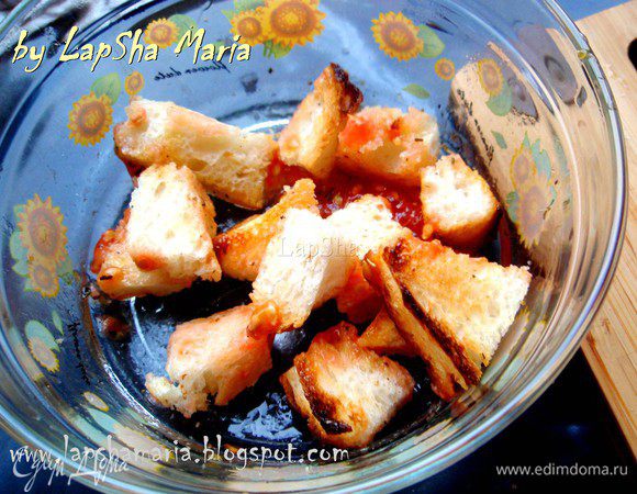 Опустите хлеб в ароматную помидорно-оливковую смесь, перемешайте руками и дайте хлебу пропитаться.