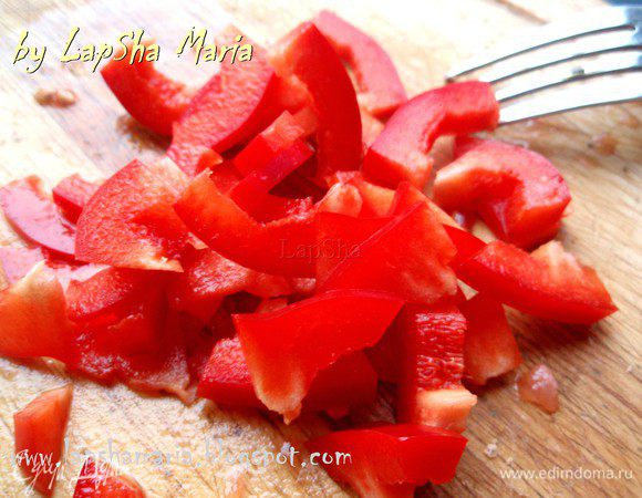 А тем временем красный болгарский перец нарежьте небольшими полосочками.