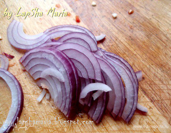 Лук нашинкуйте тонкими полукольцами. Можно, конечно, взять и другие сорта лука (репчатый или белый), но именно красный подходит к этому салату как нельзя кстати.