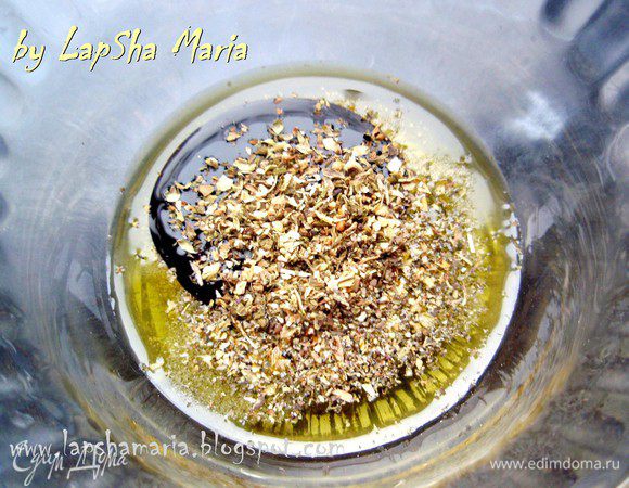 Приготовьте заправку. Для этого смешайте в мисочке оливковое масло, винный уксус, сухие травы, соль и перец. Если у вас свежие травы, базилик, например, добавьте его тоже к заправке. Я, к сожалению, свежих травок не нашла сегодня. Сюда же прекрасно бы подошли черные оливки, а еще можно добавить один зубчик чеснока. Мне в этот раз не хотелось перегружать салат и попробовать его в самом простом виде. В дальнейшем я обязательно поэкспериментирую с различными добавками.