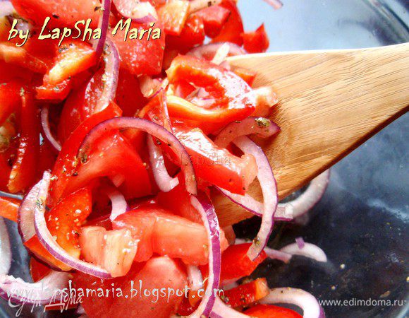 Итак, последний этап: смешайте в мисочке все овощи, что нарезали, положите размокшие кусочки хлеба и влейте заправку, аккуратно перемешайте руками. Лучше отправить салат в холодильник хотя бы на 30 минут, чтобы он настоялся, но, честно признаться, сделать это будет сложно, поскольку он так восхитительно пахнет! Приятного вам аппетита!