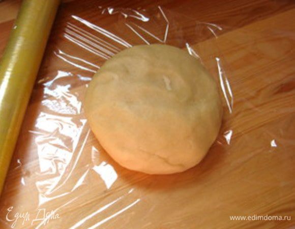 Для теста в комбайне перемолоть муку с маслом. Добавить воду через фильтр в крышке комбаина и ещё немного помолоть. Достать тесто, перенести на рабочую поверхность и хорошо вымесить. Завернуть в целофан и оставить в холодильнике минимум на 30 минут.