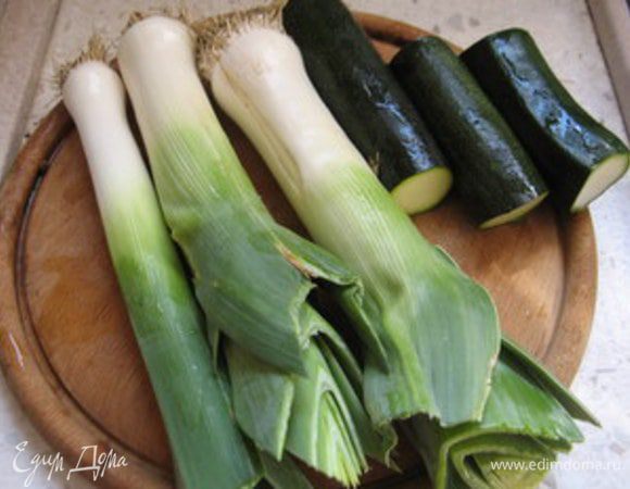 Помыть цукини и молодой лук- порей.