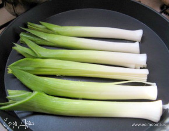 Нарезать молодой лук- порей вдоль. 
