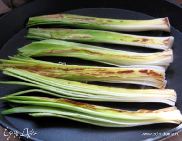 Подрумянить лук на сковороде с двух сторон.

