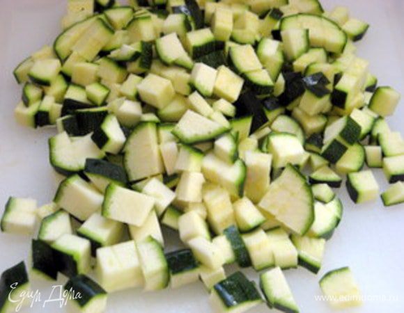 Цукини нарезать на небольшие кубики.

