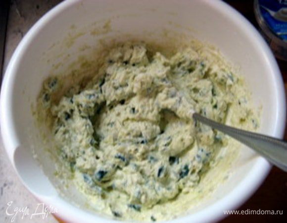 Смешать цукини с рикоттой и тёртым сыром. Посолить, поперчить.

